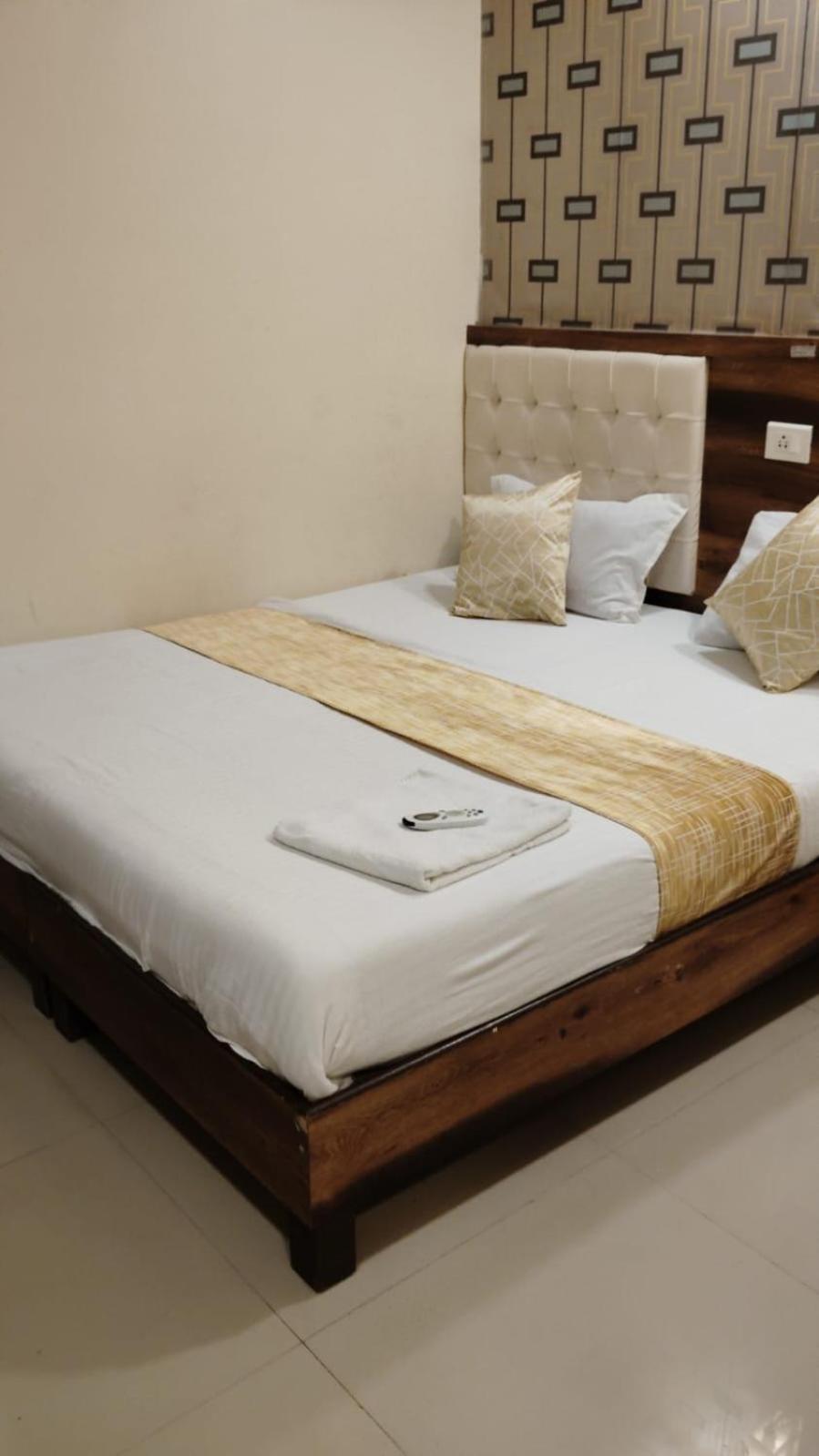 Hotel Crystal Park Near Nesco Exhibition Center Mumbai Kültér fotó