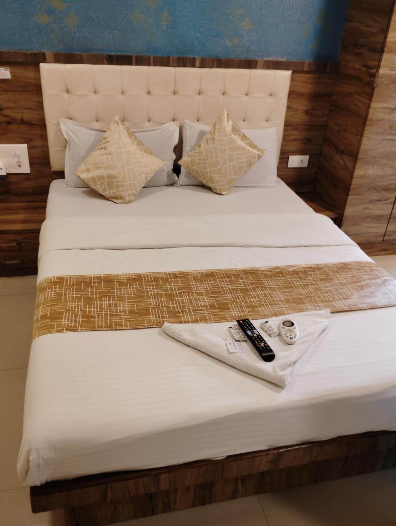Hotel Crystal Park Near Nesco Exhibition Center Mumbai Kültér fotó