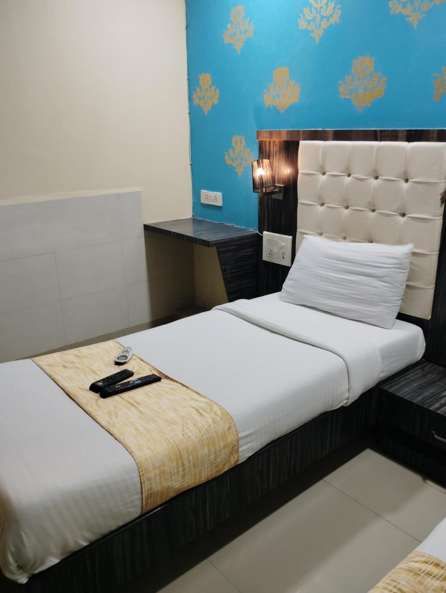 Hotel Crystal Park Near Nesco Exhibition Center Mumbai Kültér fotó