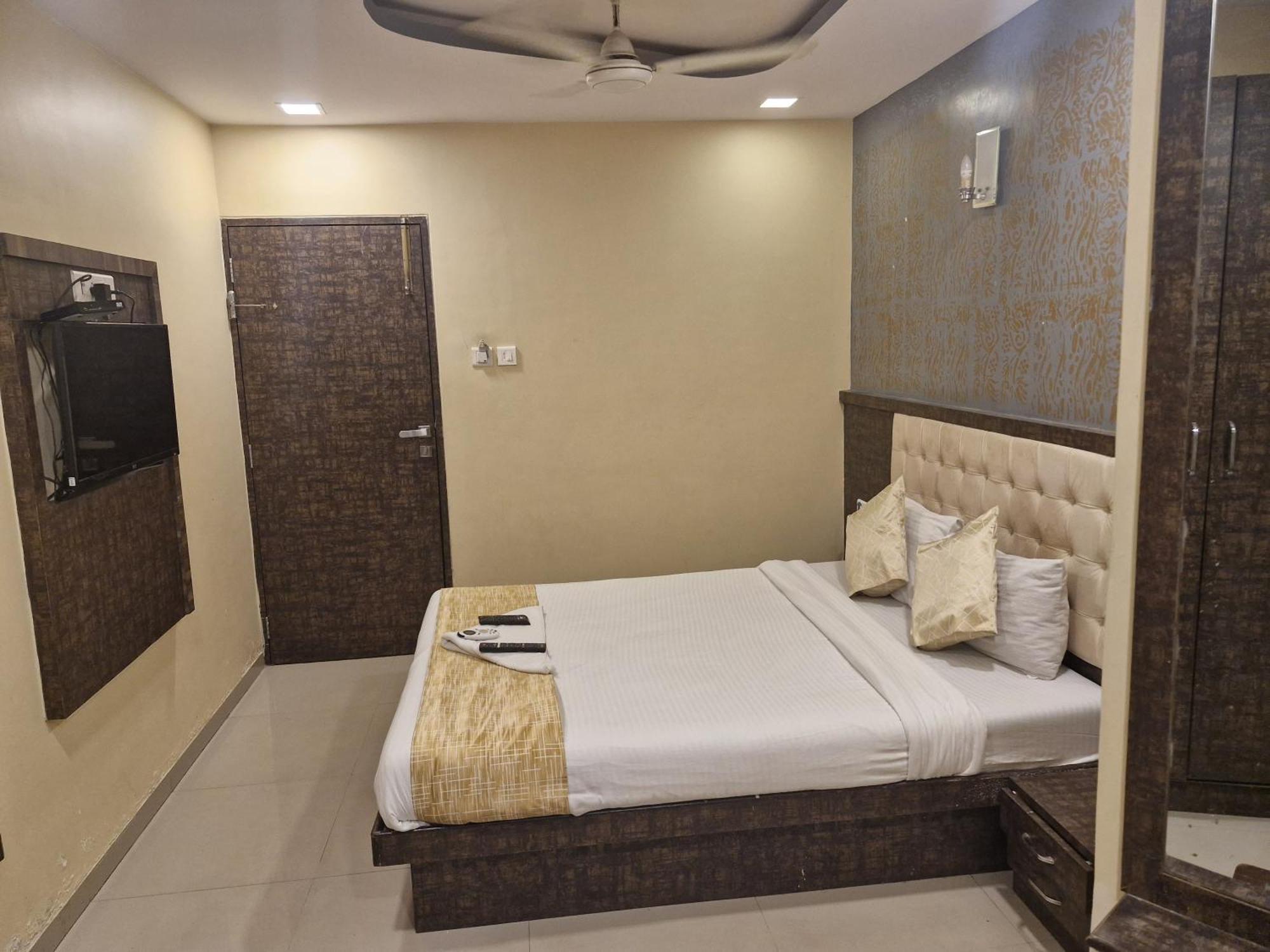 Hotel Crystal Park Near Nesco Exhibition Center Mumbai Kültér fotó