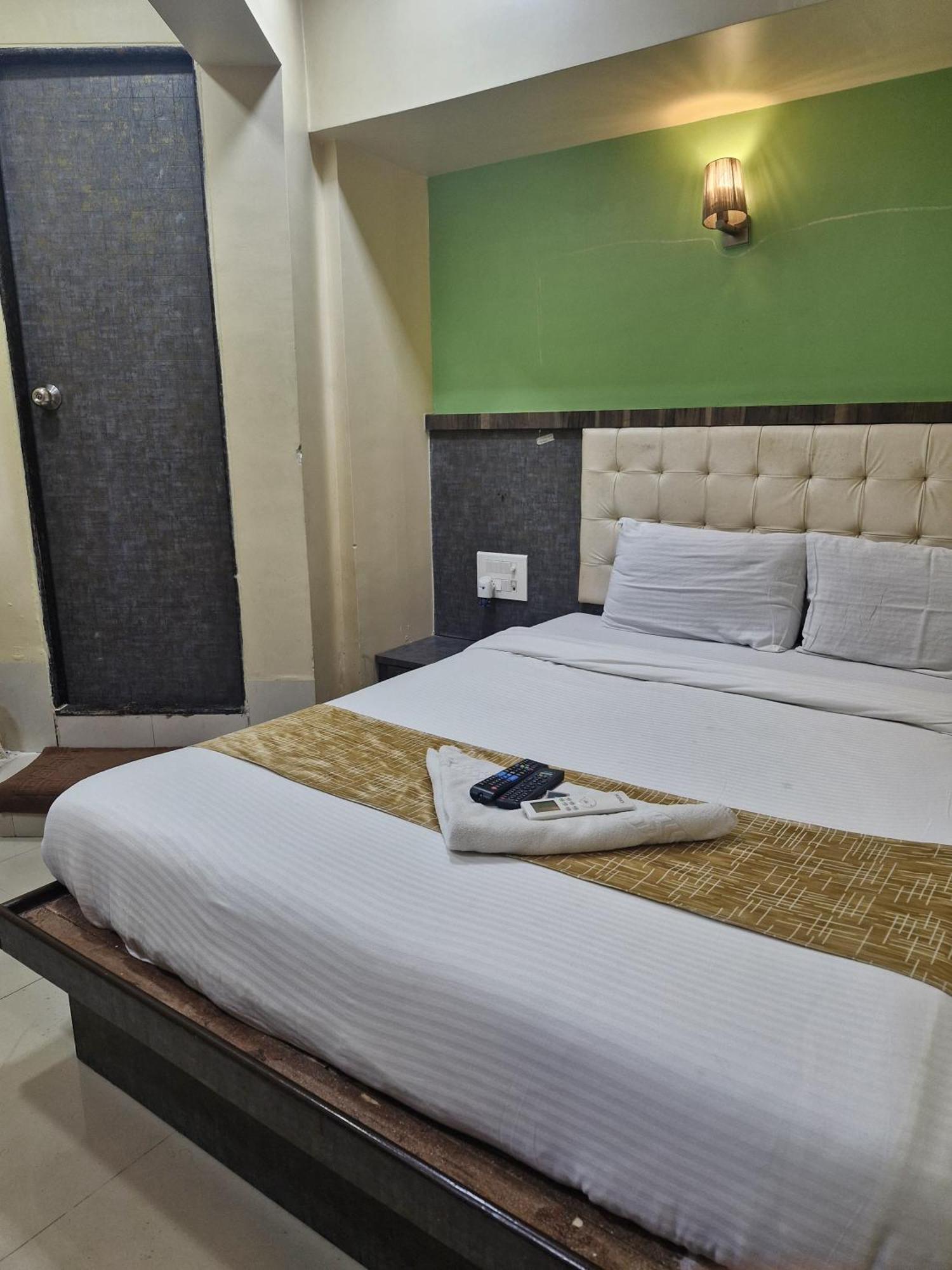 Hotel Crystal Park Near Nesco Exhibition Center Mumbai Kültér fotó